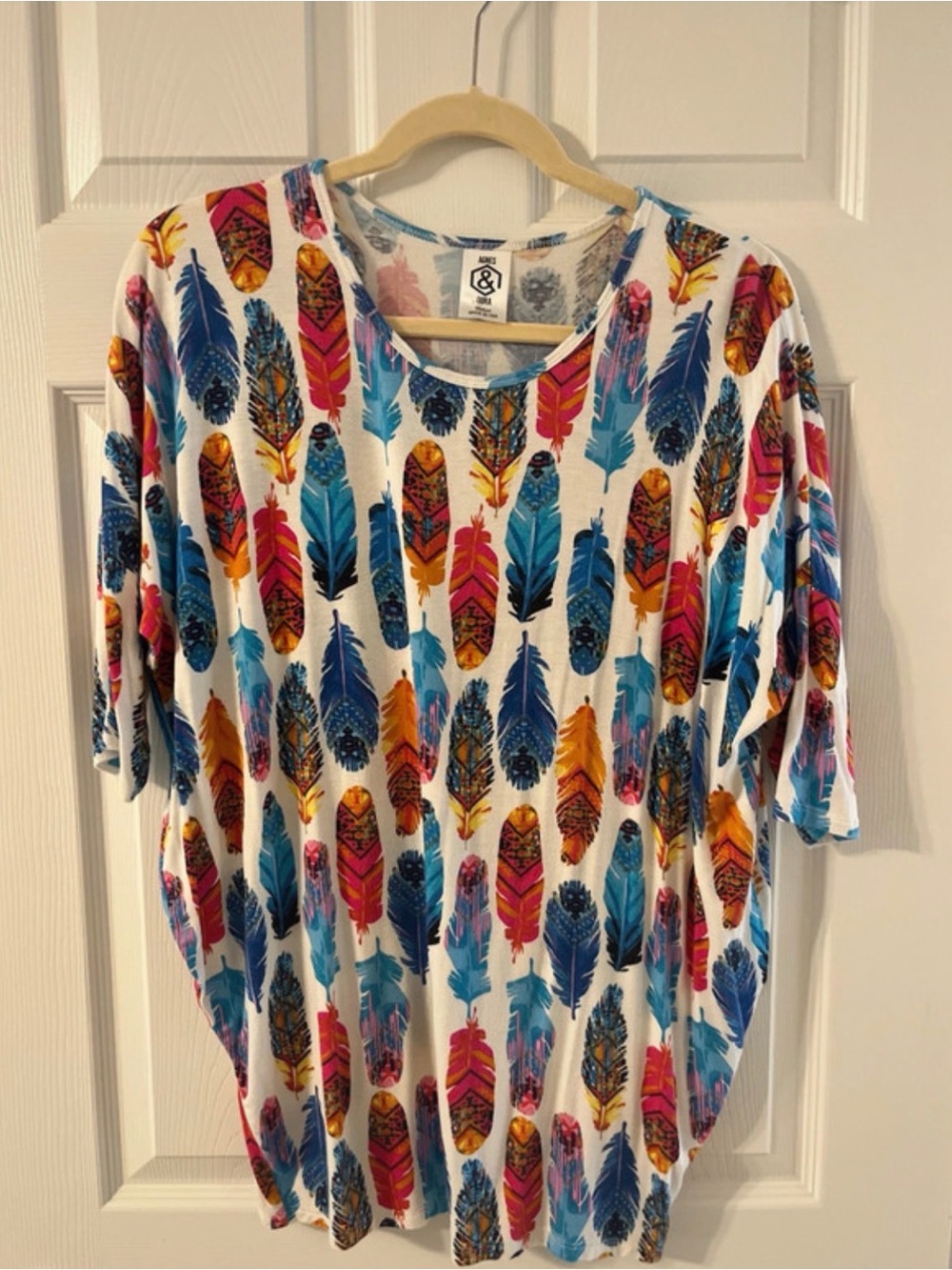 Agnes & Dora Feather-Print Dolman Short Sleeve Women's Top M